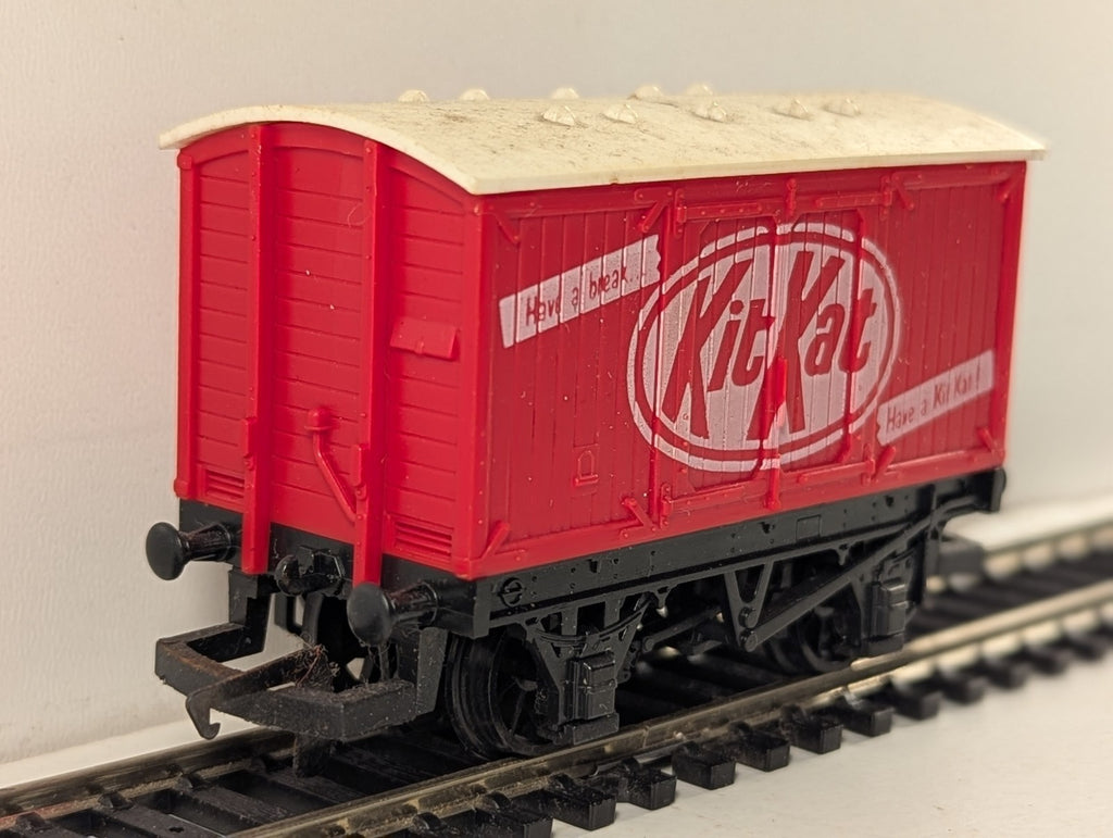 Hornby OO Gauge Kit Kat Closed Van Goods Wagon Kit Kat Red R127