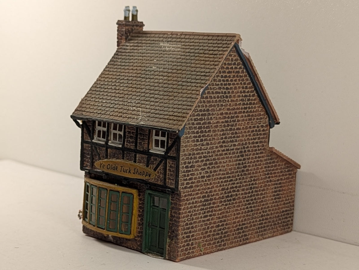 Hornby OO Gauge Skaledale Ye Olde Tuck Shoppe Building R8629