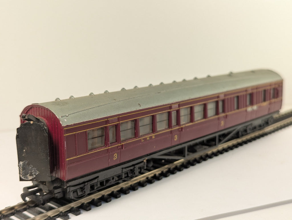 Mainline 37-110 OO Gauge LMS 57ft 3rd Class Brake Corridor Coach Crimson
