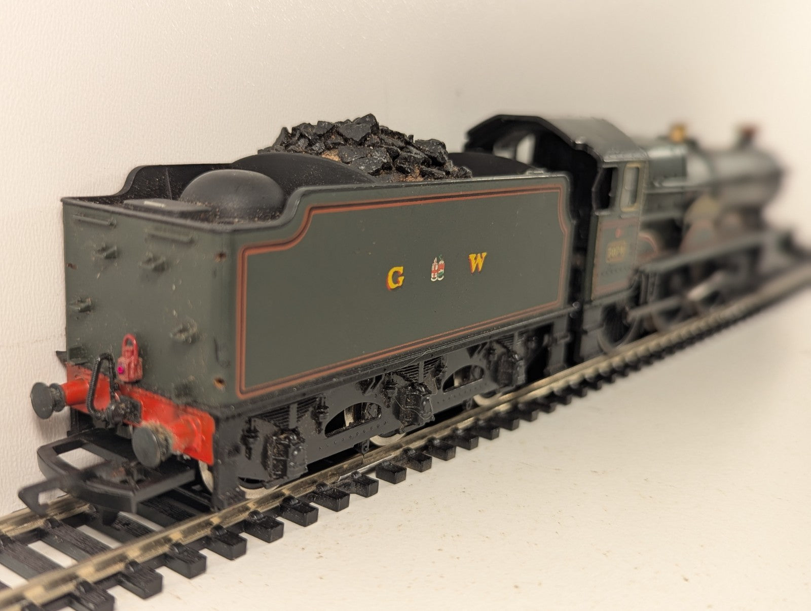 Hornby OO Gauge GWR Castle Class 5074 Hampden Castle steam locomotive model on tracks