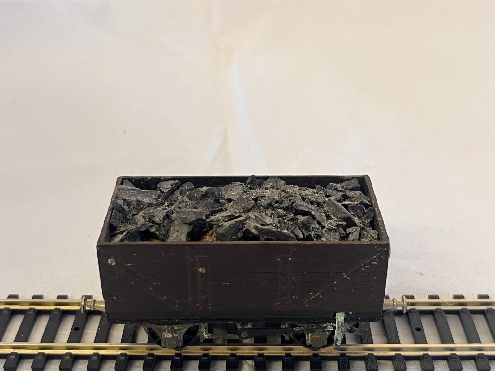 Graham Farish OO Gauge 7 Plank Wagon Brown