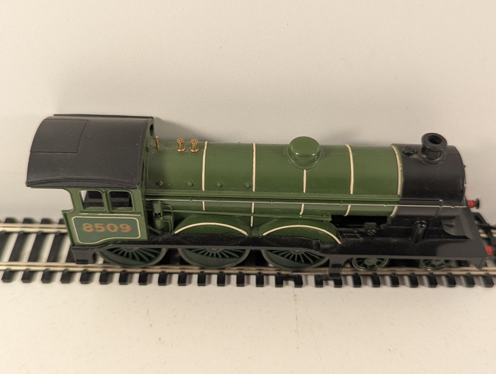 Hornby OOGauge LNERB12 4-6-0 SteamLocomotive in LNERLined Green - Missing Tender