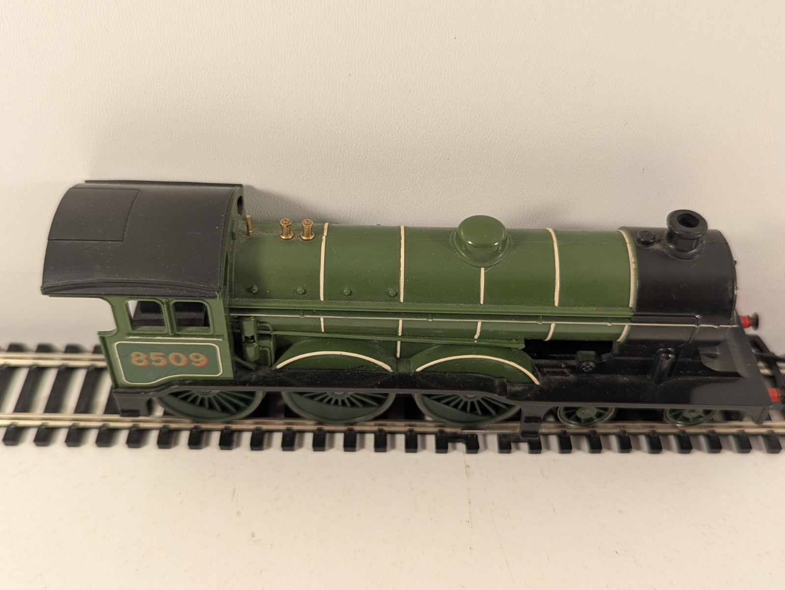 Hornby OOGauge LNERB12 4-6-0 SteamLocomotive in LNERLined Green - Missing Tender