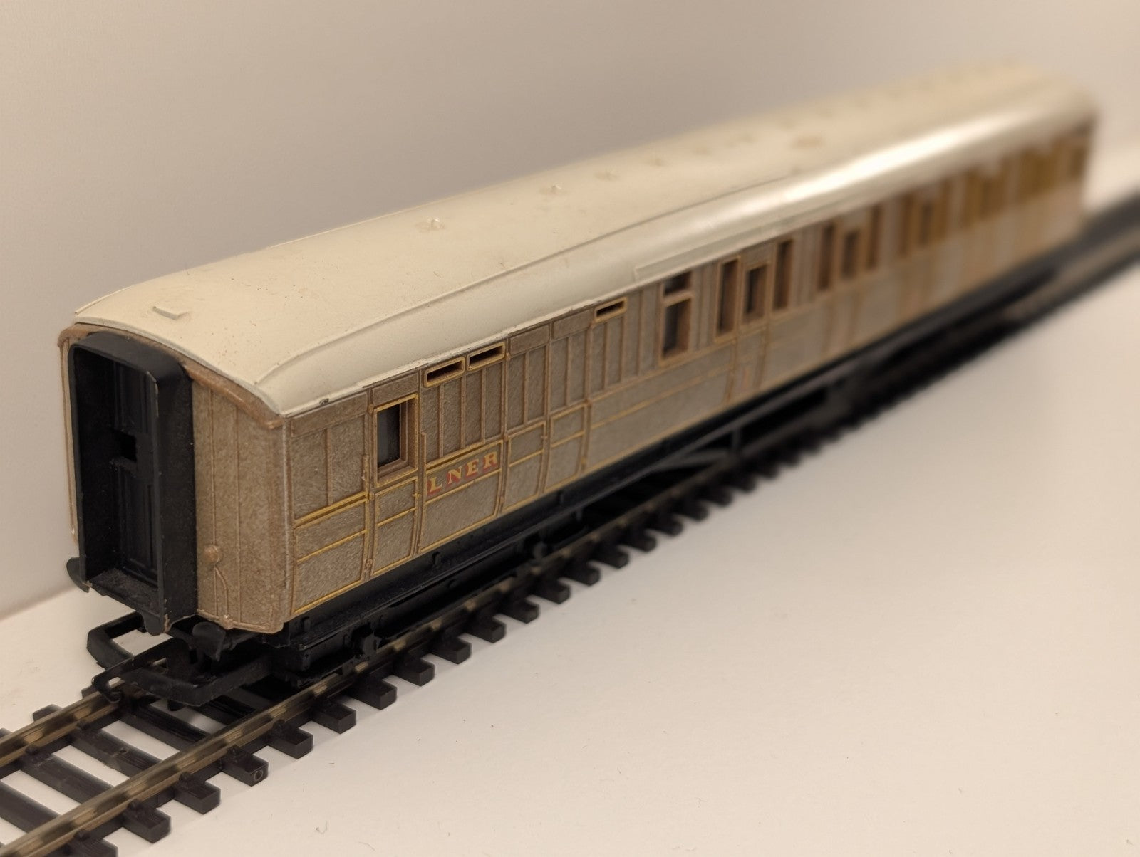 Hornby R4063 OO Gauge LNER Gresley Brake Coach No. 5547