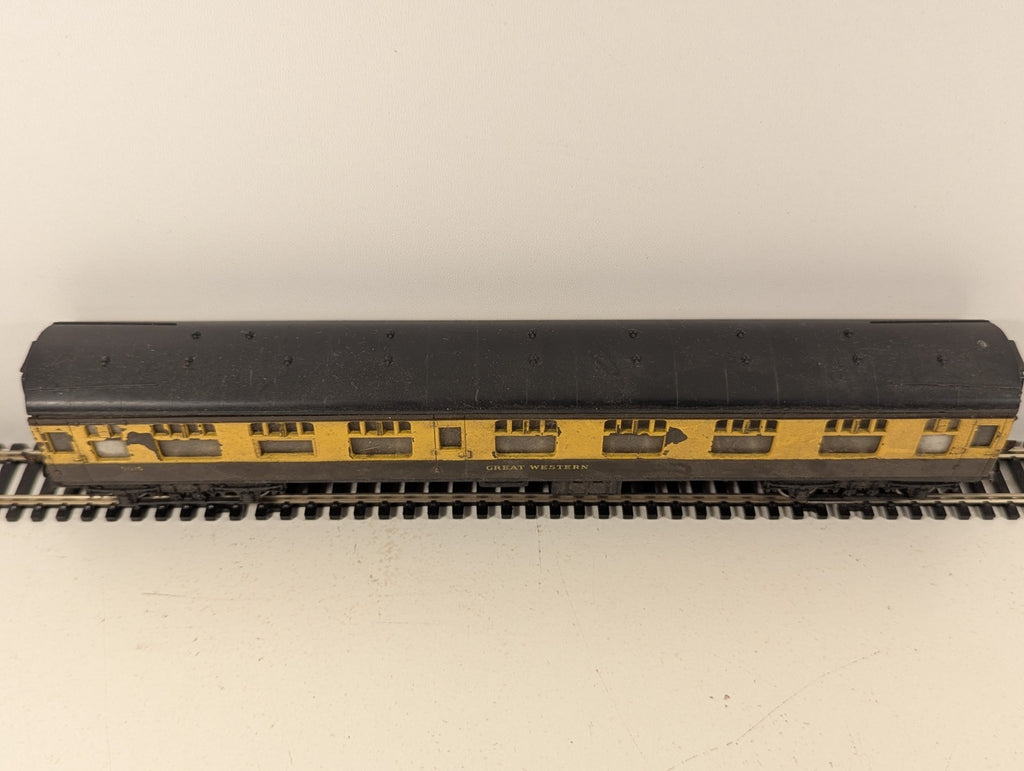 Hornby OO Gauge GWR 3rd Class Composite Coach (Chipped Paint)