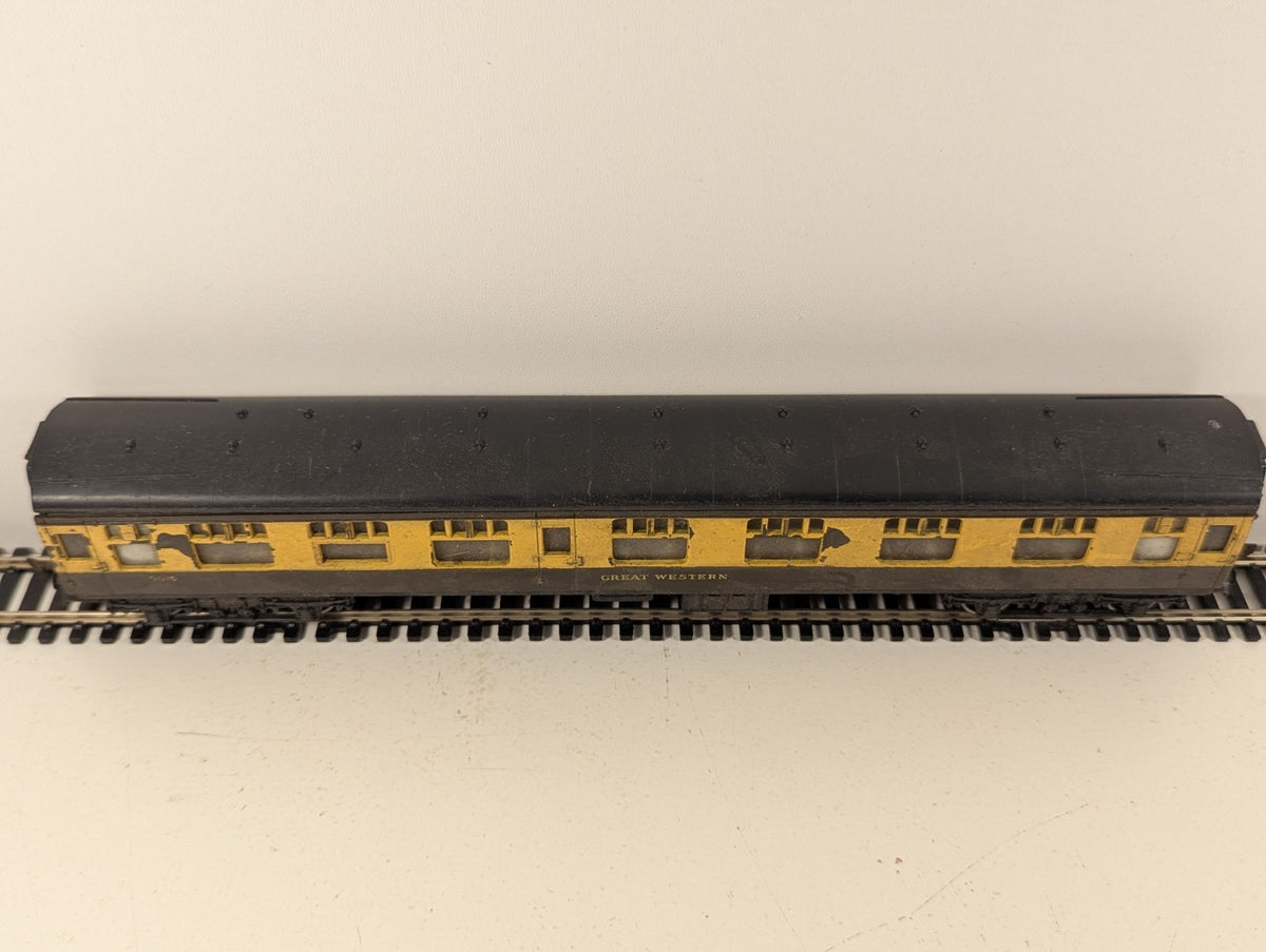 Hornby OO Gauge GWR 3rd Class Composite Coach (Chipped Paint)
