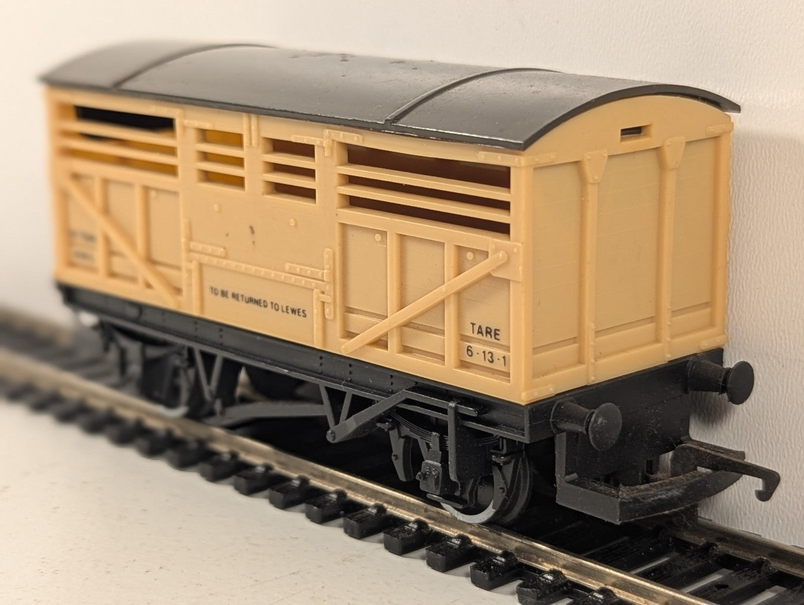 Hornby R013 SR 10 Ton Cattle Wagon 'To Be Returned To Lewes'