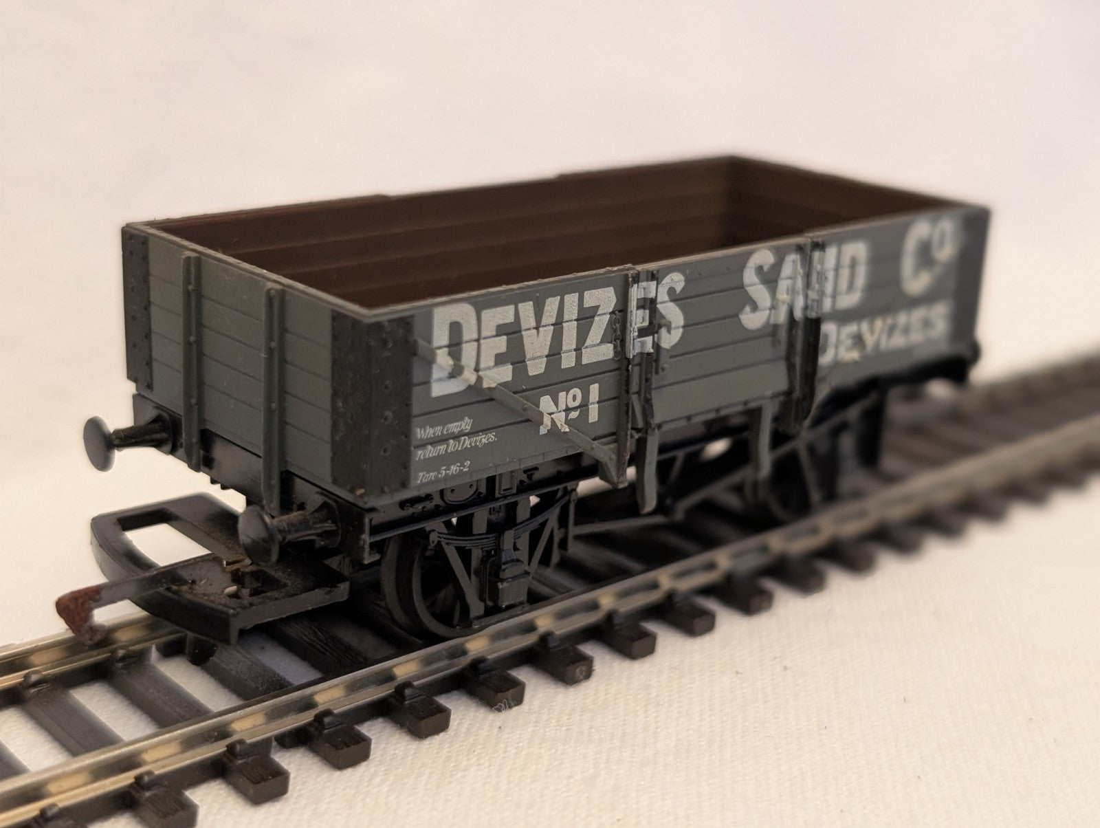Airfix OO Gauge 7 Plank Open Wagon Goods Wagon 1 Devizes Sand Co.