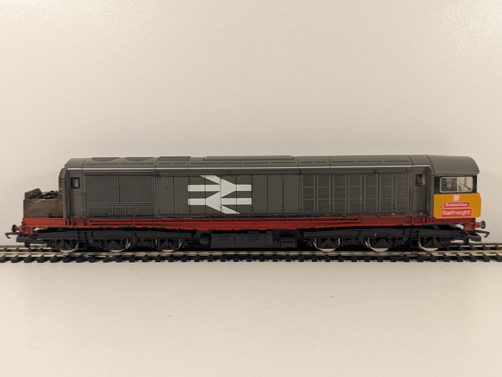 Hornby OO Gauge BR Class 58 Bassetlaw Railfreight Poor Runner