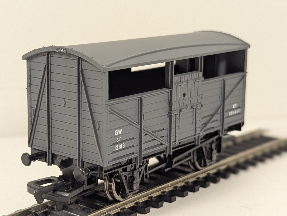 Dapol OO Gauge GWR Cattle Wagon Goods Wagon 13813 GWR Grey B500