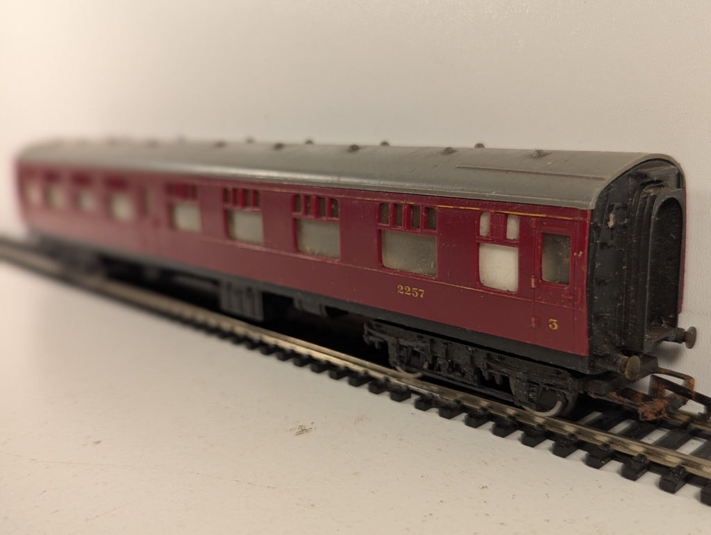 Hornby OO Gauge LMS Composite Coach Passenger Coach 2257 LMS Maroon