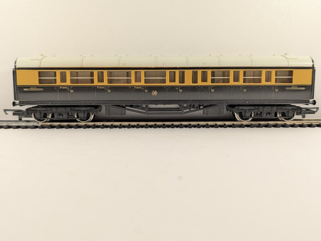 Hornby OO Gauge GWR Composite Coach Passenger Coach 6024 GWR Chocolate and Cream