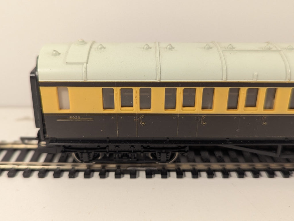 Hornby R456 OO Gauge GWR Composite Coach 6024 – Chocolate & Cream