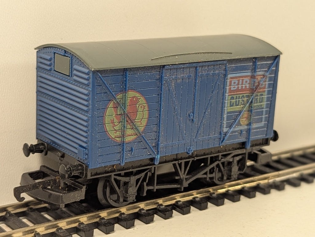 Lima OO Gauge 20 Ton Corrugated End Van