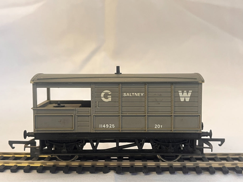 Hornby OO Gauge GWR 20 Ton Toad Brake Van Saltney Grey