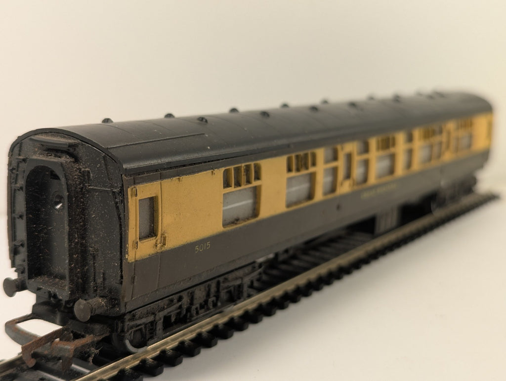 Hornby R743 OO Gauge GWR Mk1 Composite Coach Chocolate & Cream