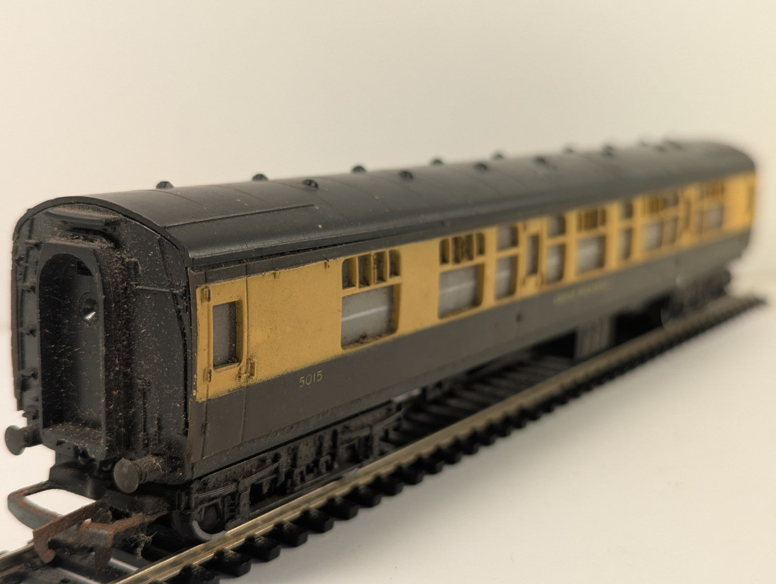 Hornby R743 OO Gauge GWR Mk1 Composite Coach Chocolate & Cream