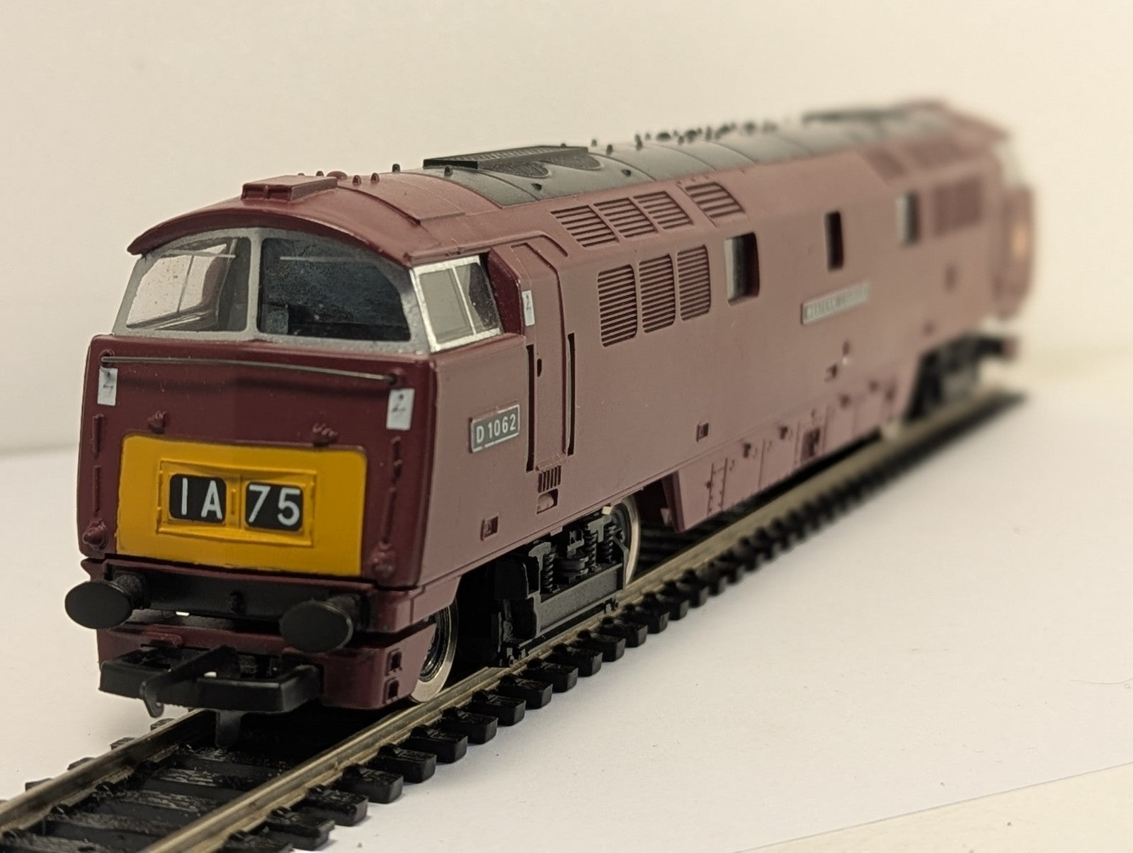 Hornby R352 OO Gauge Class 52 D1062 Western Courier BR Maroon