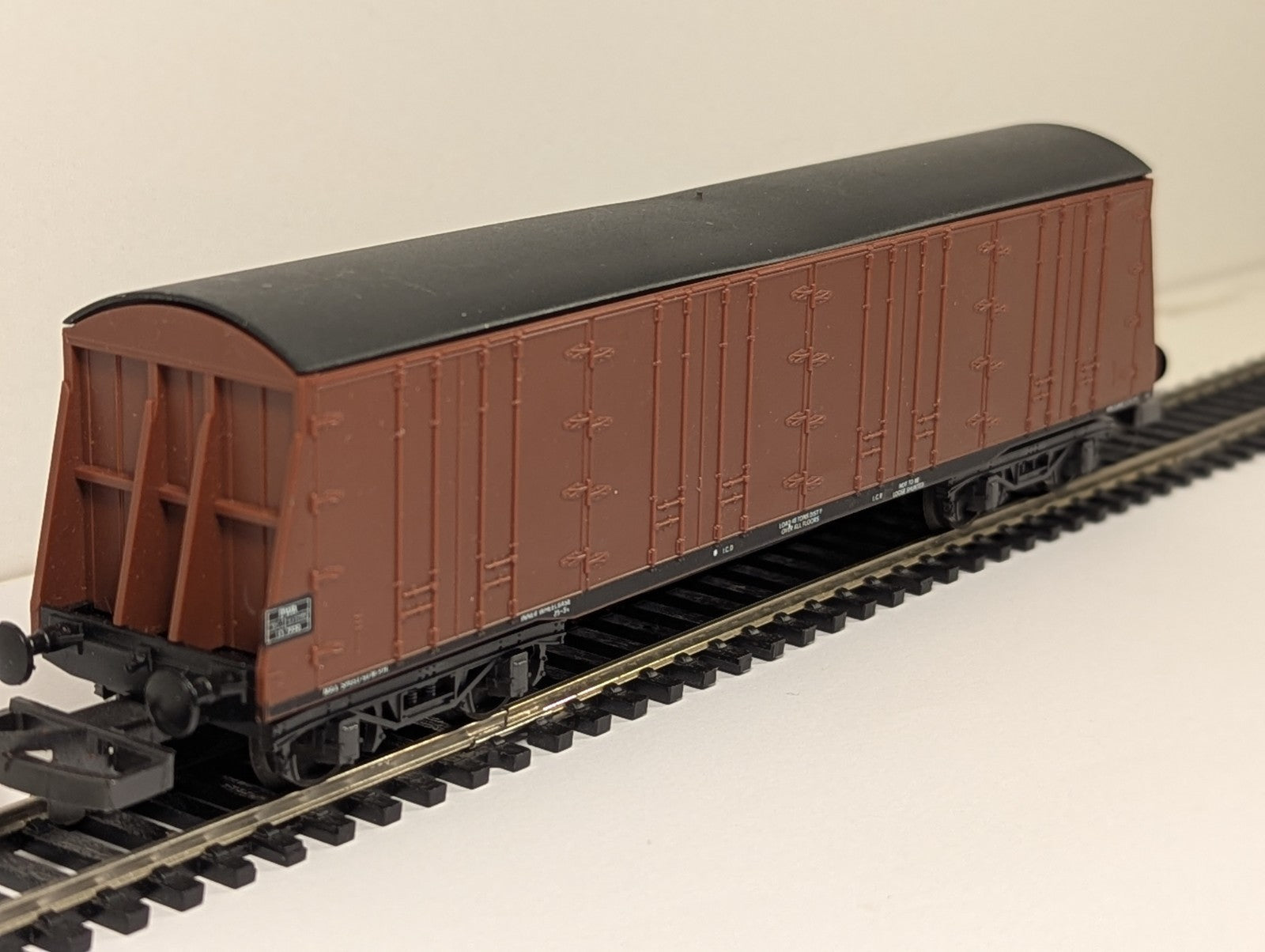 Lima OO Gauge PWA 82T Procor Bogie Pallet Van Red