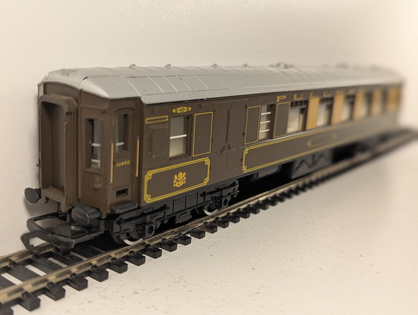 Hornby OO Gauge Pullman Brake Coach Passenger Coach Pullman Umber & Cream