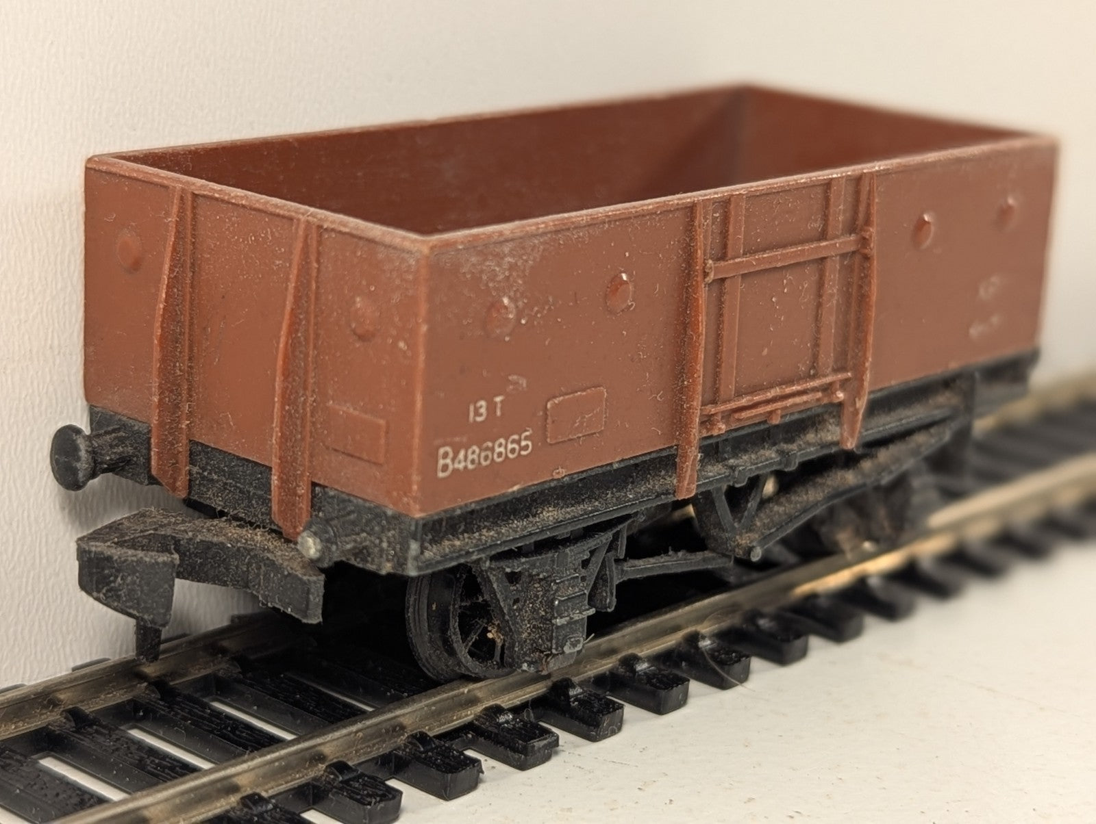 Hornby Dublo 4640 BR 13 Ton Mineral Wagon Brown OO Gauge - missing buffer head