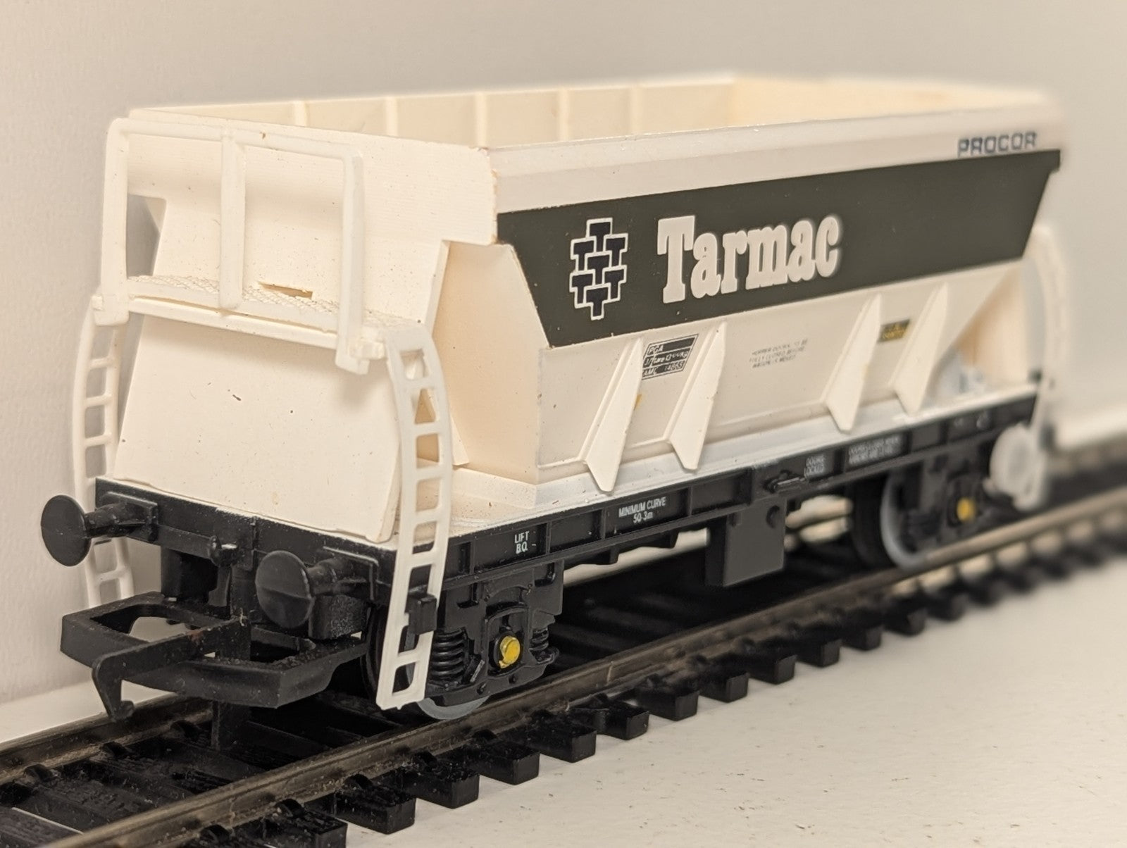 Hornby OO Gauge PGA Hopper Wagon Goods Wagon TAMC 14865 Tarmac R014