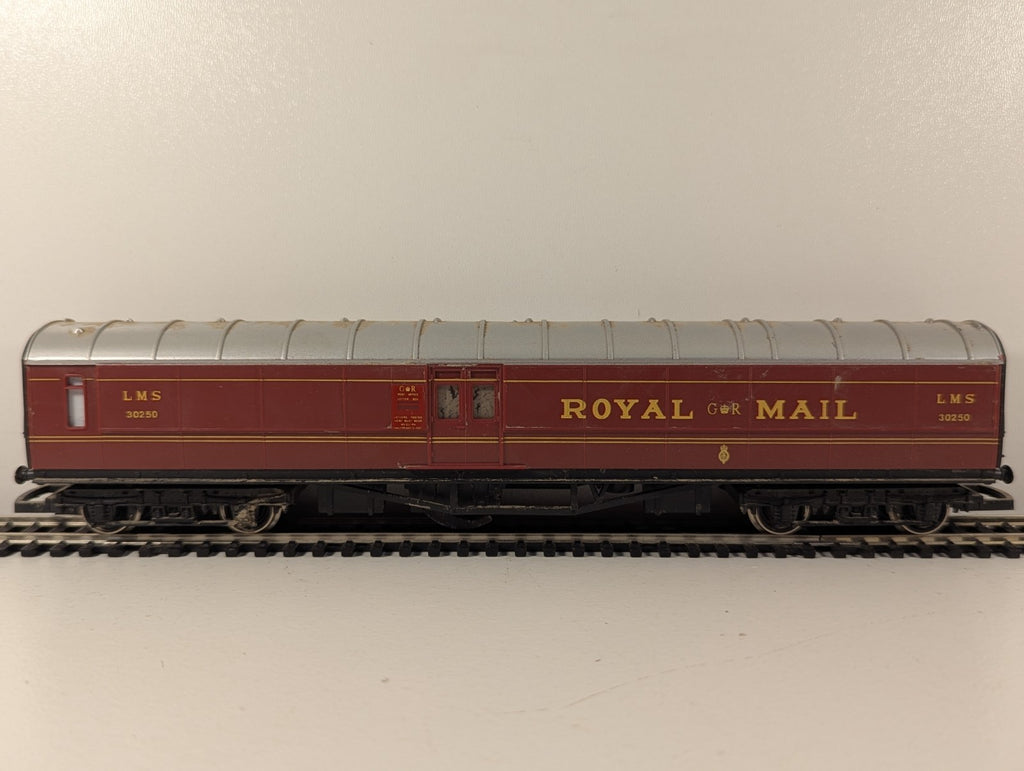 Tri-ang OO Gauge LMS Red Composite Corridor Coach