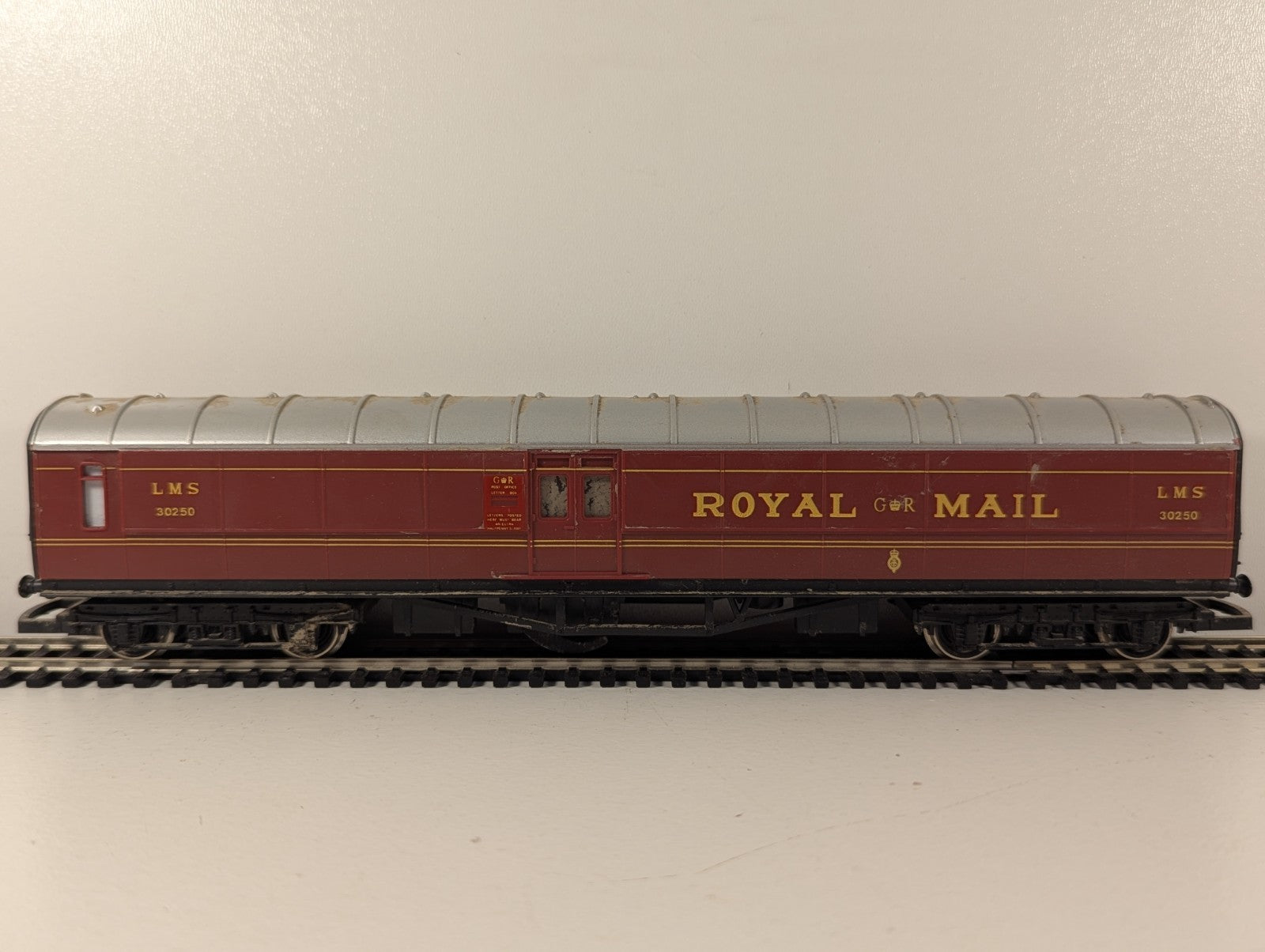 Tri-ang OO Gauge LMS Red Composite Corridor Coach