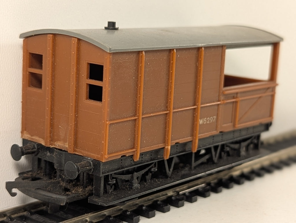 Tri-ang R124 OO Gauge BR Toad Brake Van Brown