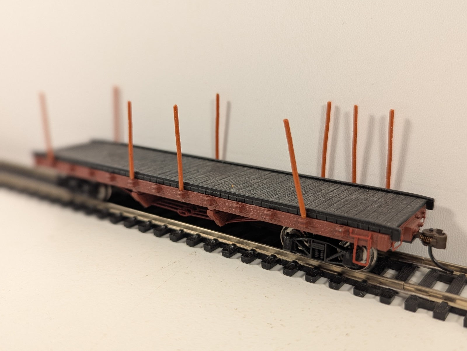 Bachmann HO Gauge Red Flatbed Log Wagon missing skeletal pillars