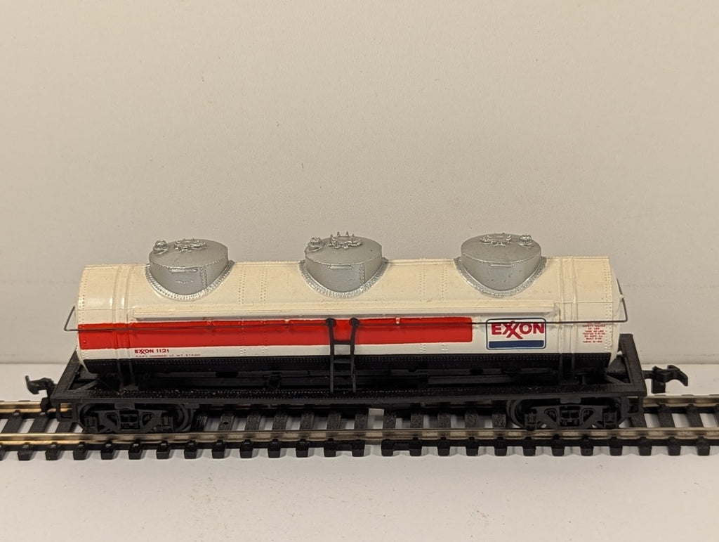 Bachmann HO Gauge Exxon 3-Dome Tank Car