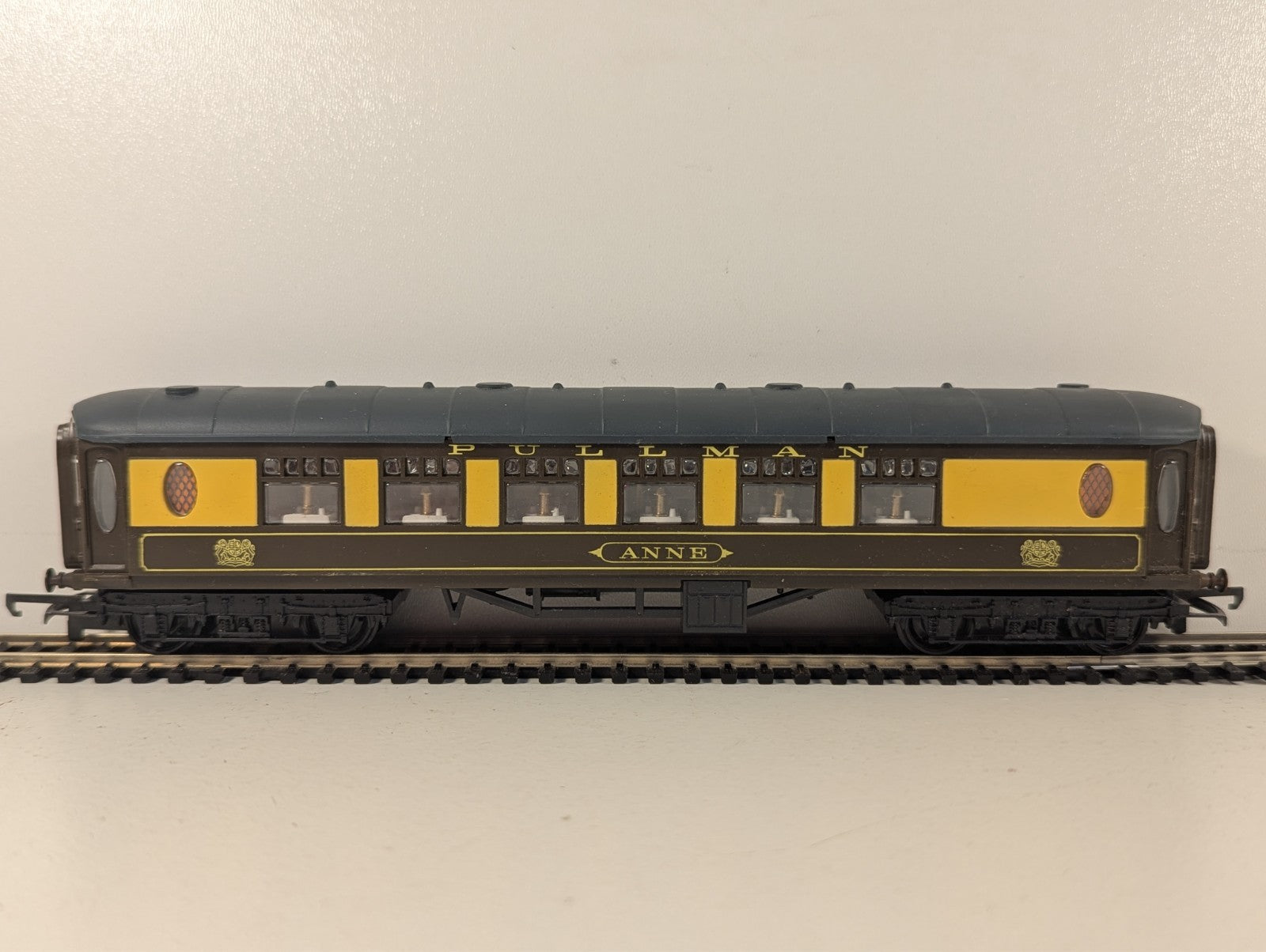 Tri-ang OO Gauge Pullman Coach "Anne"
