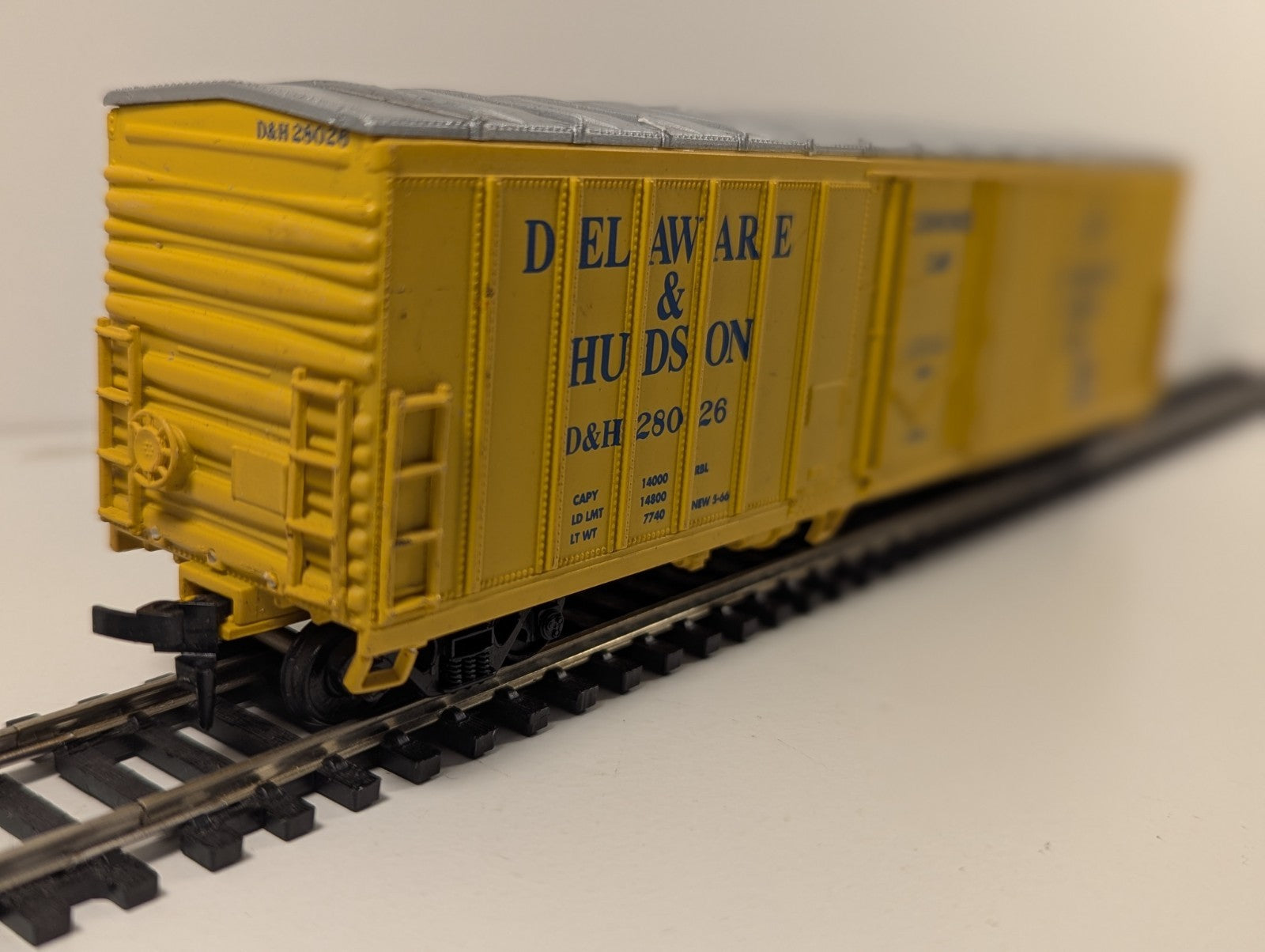 Walthers Mainline HO Gauge 50ft Waffle Side Boxcar D&H