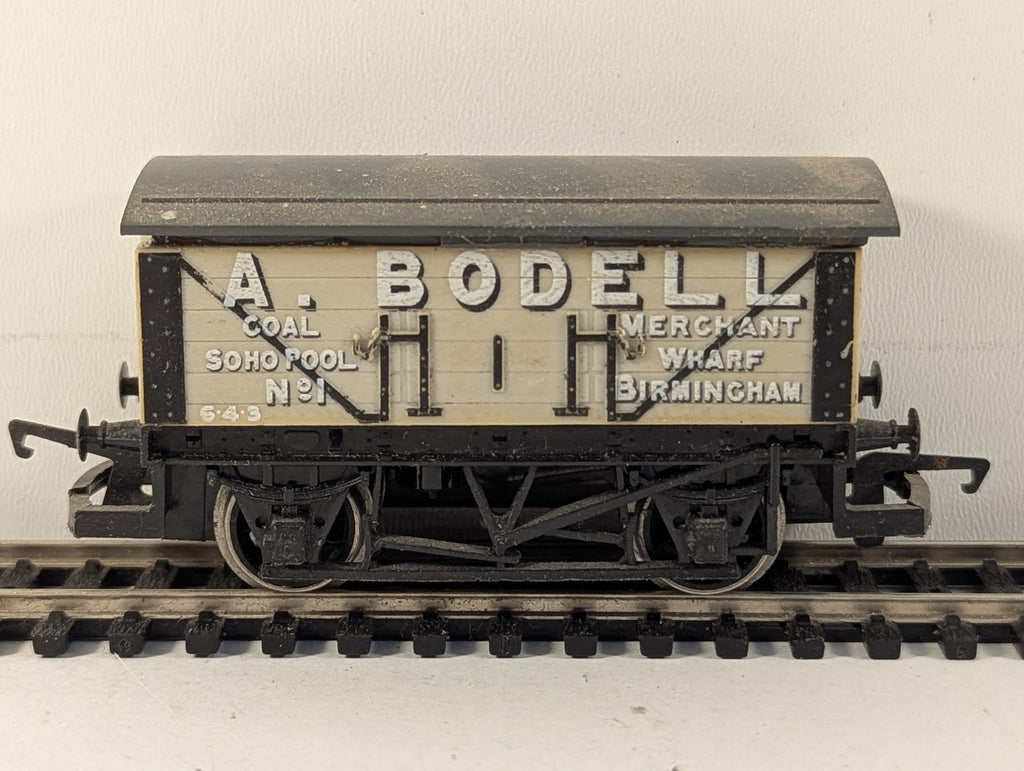 Hornby OO Gauge A. Bodell 7-Plank Wagon Goods Wagon 1 A. Bodell Cream R014