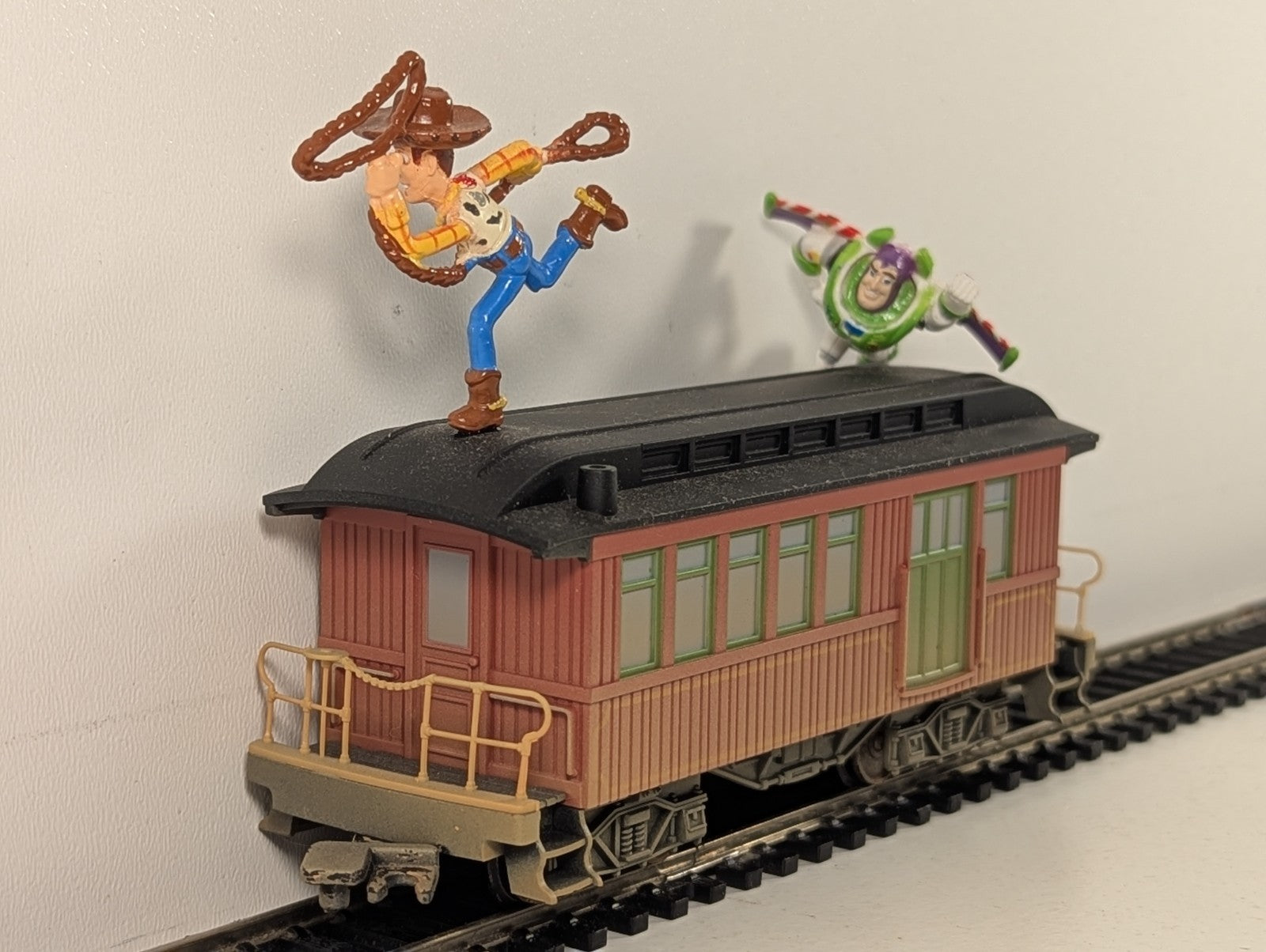 Hornby OO Gauge Toy Story Express Passenger Coach with Woody & Buzz