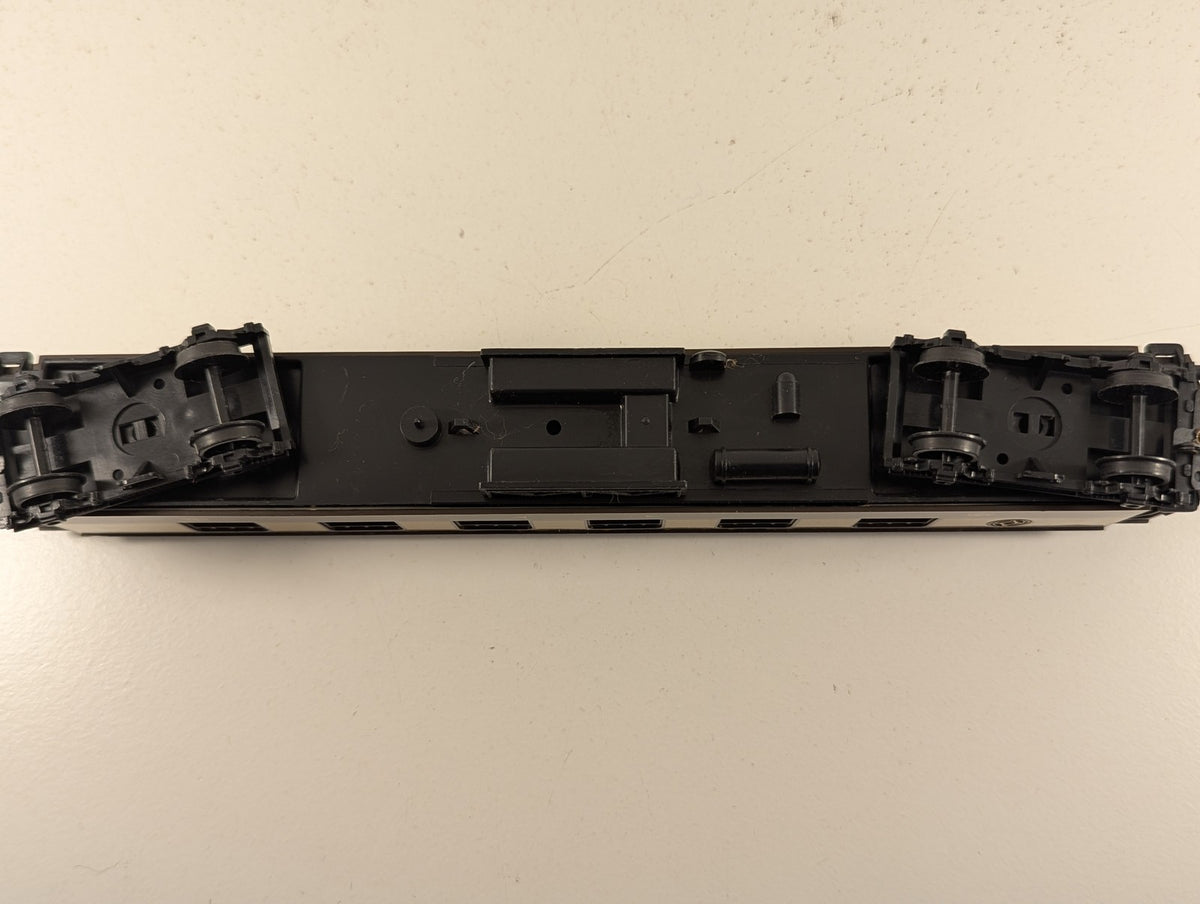 Hornby OO Gauge Pullman Parlour Car Passenger Coach Pullman Umber and Cream