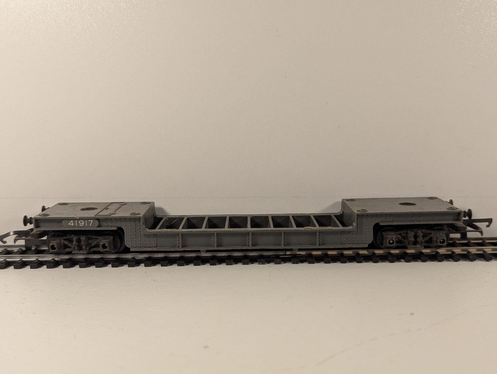 Tri-ang Railways R118 OO Gauge Bogie Well Wagon