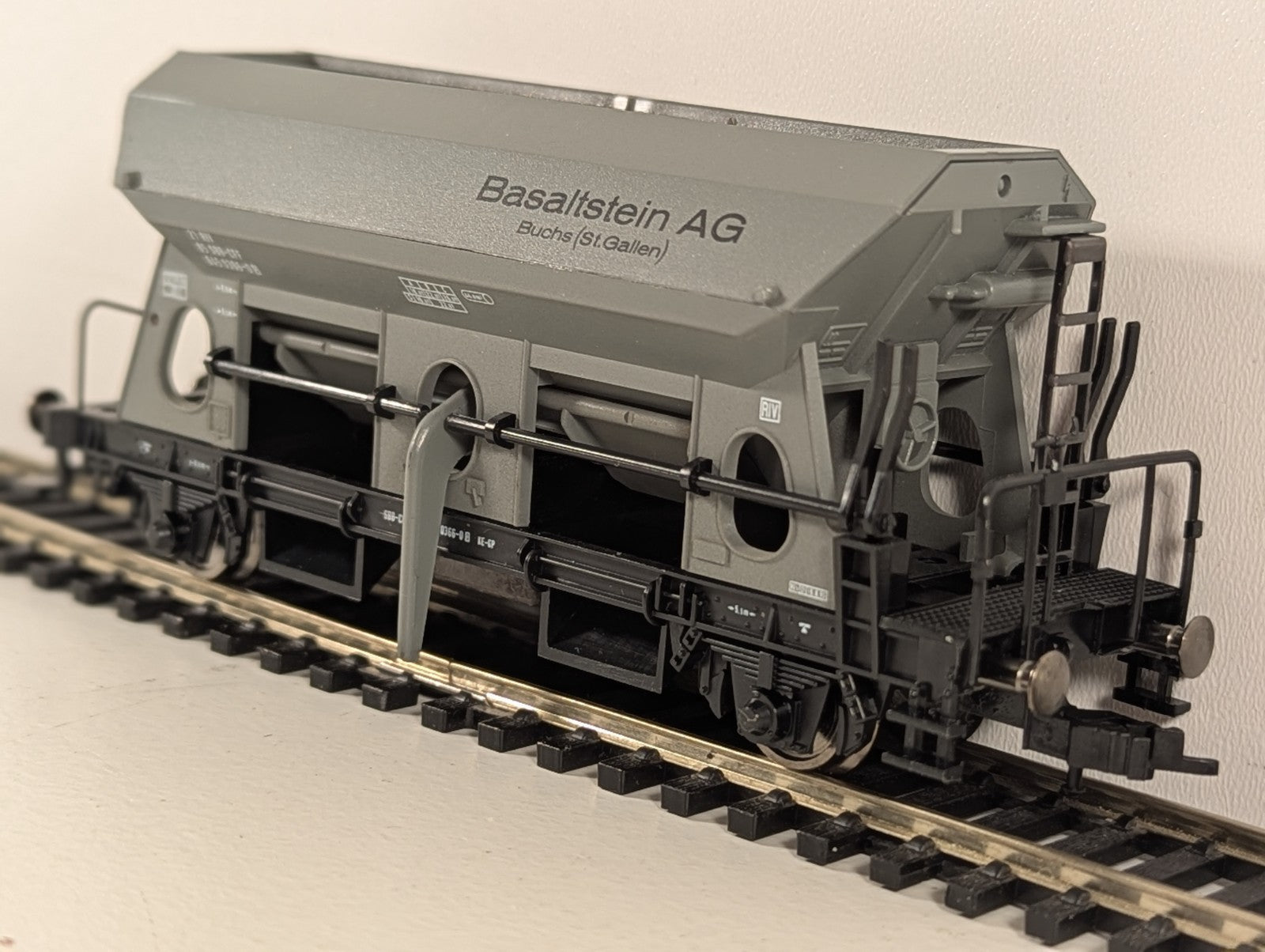 Fleischmann 5512FL HO Gauge SBB Self-Unloading Hopper “Basaltstein AG” Epoch IV