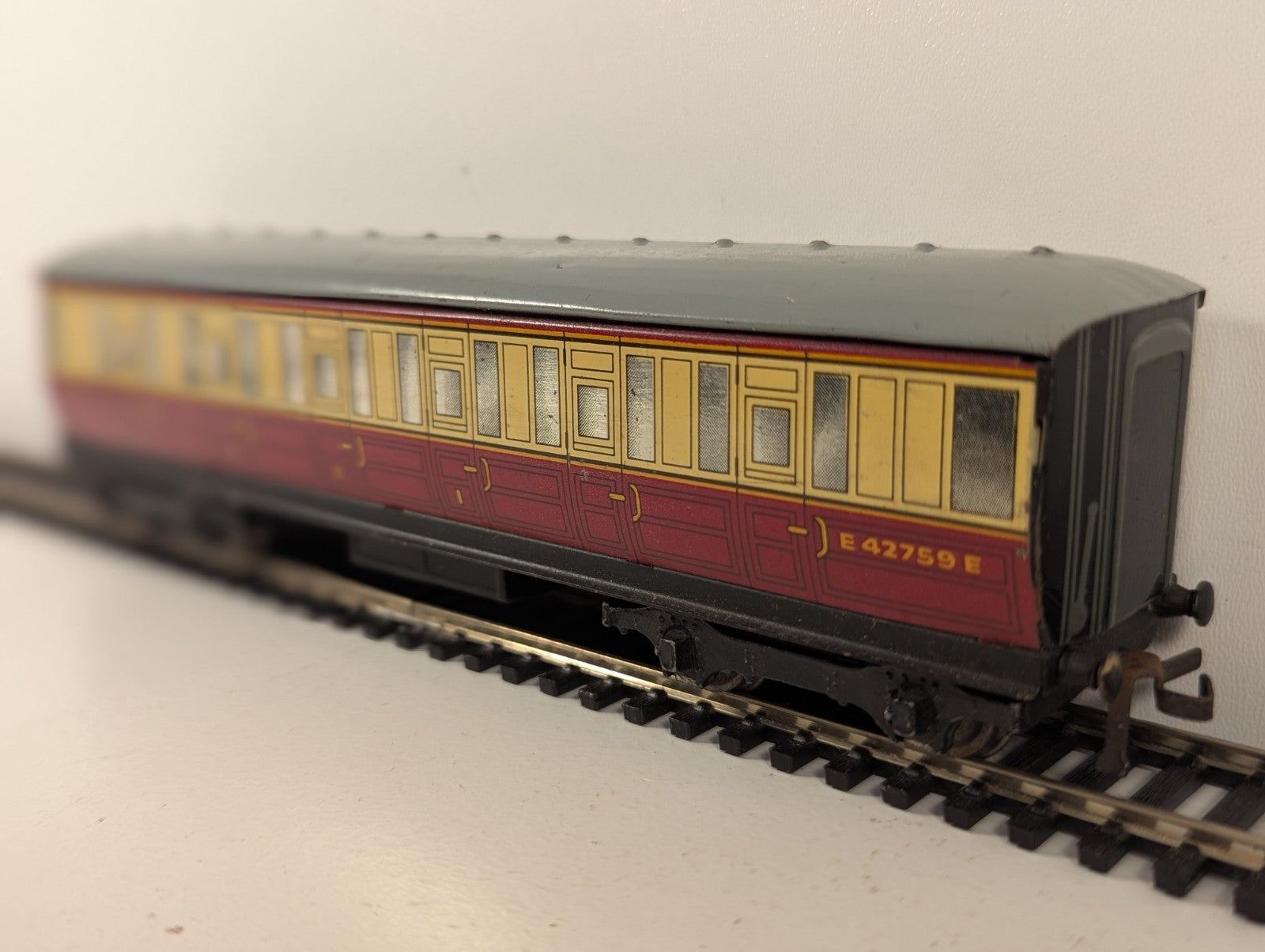 Hornby Dublo D11 OO Gauge Corridor Coach E42759E