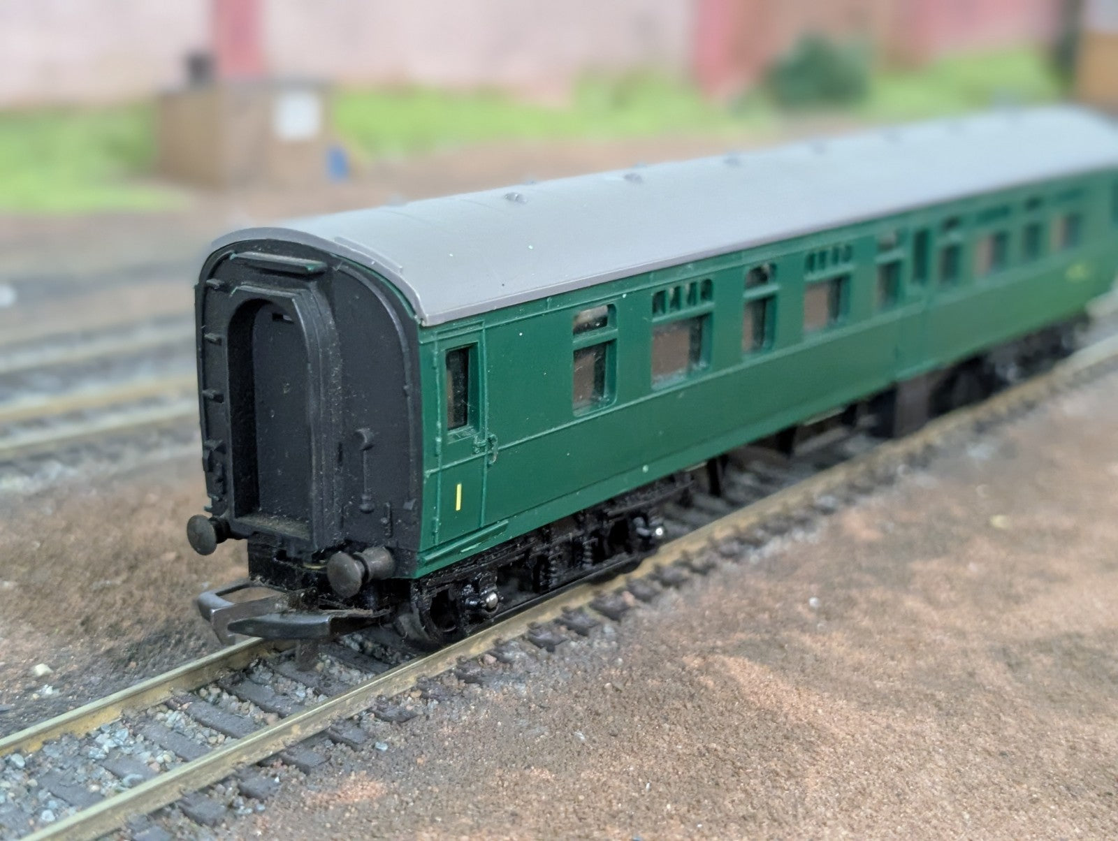 Triang OO Gauge R29/221 SR Main Line Composite Coach S15034
