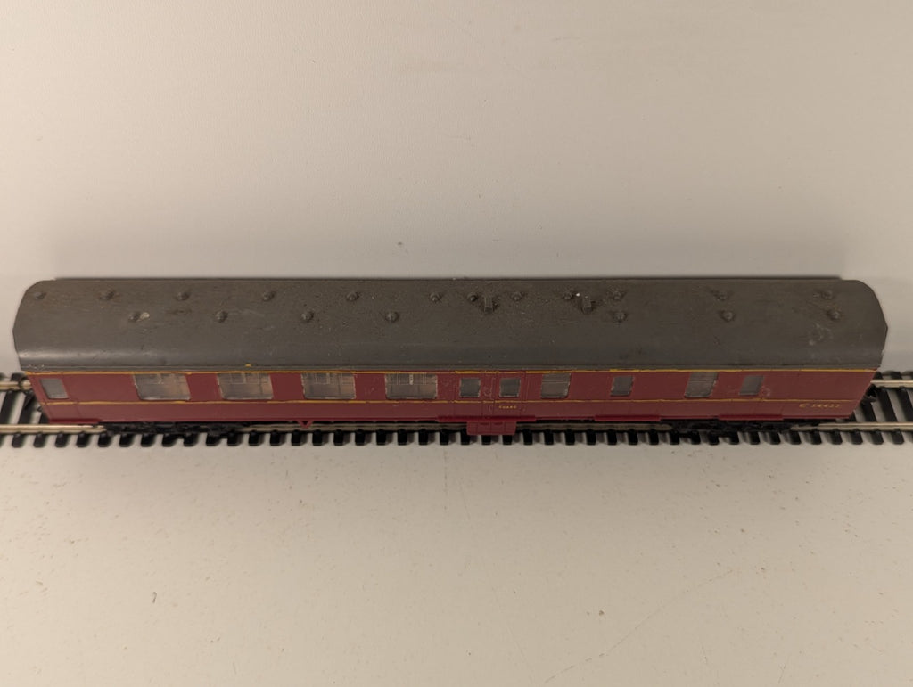 Kitmaster BR Mk1 Corridor Composite Coach OO Gauge - Missing Buffer Heads