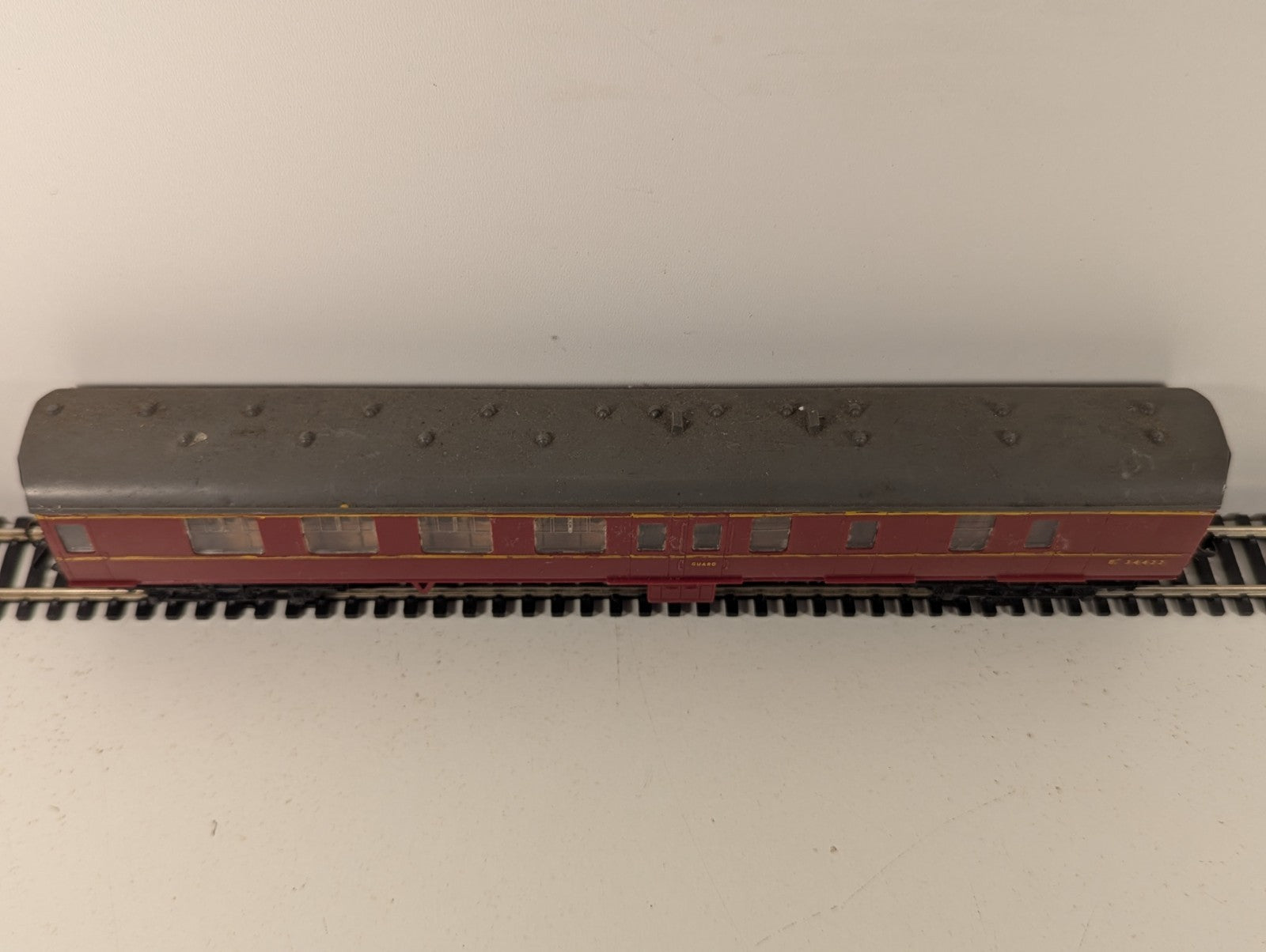 Kitmaster BR Mk1 Corridor Composite Coach OO Gauge - Missing Buffer Heads