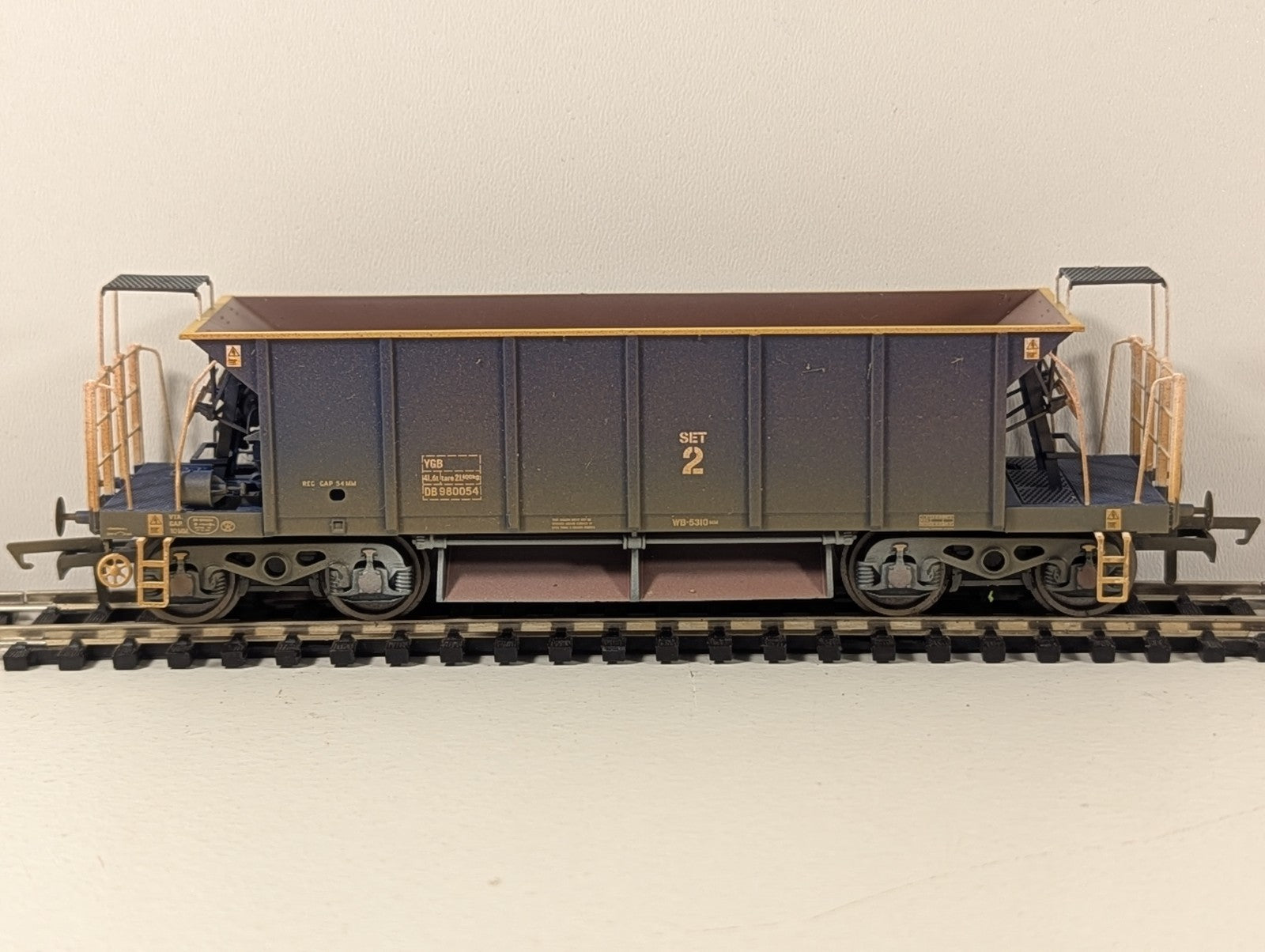 Hornby R6287C OO Gauge YGB “Seacow” Hopper DB980054 – Factory Weathered
