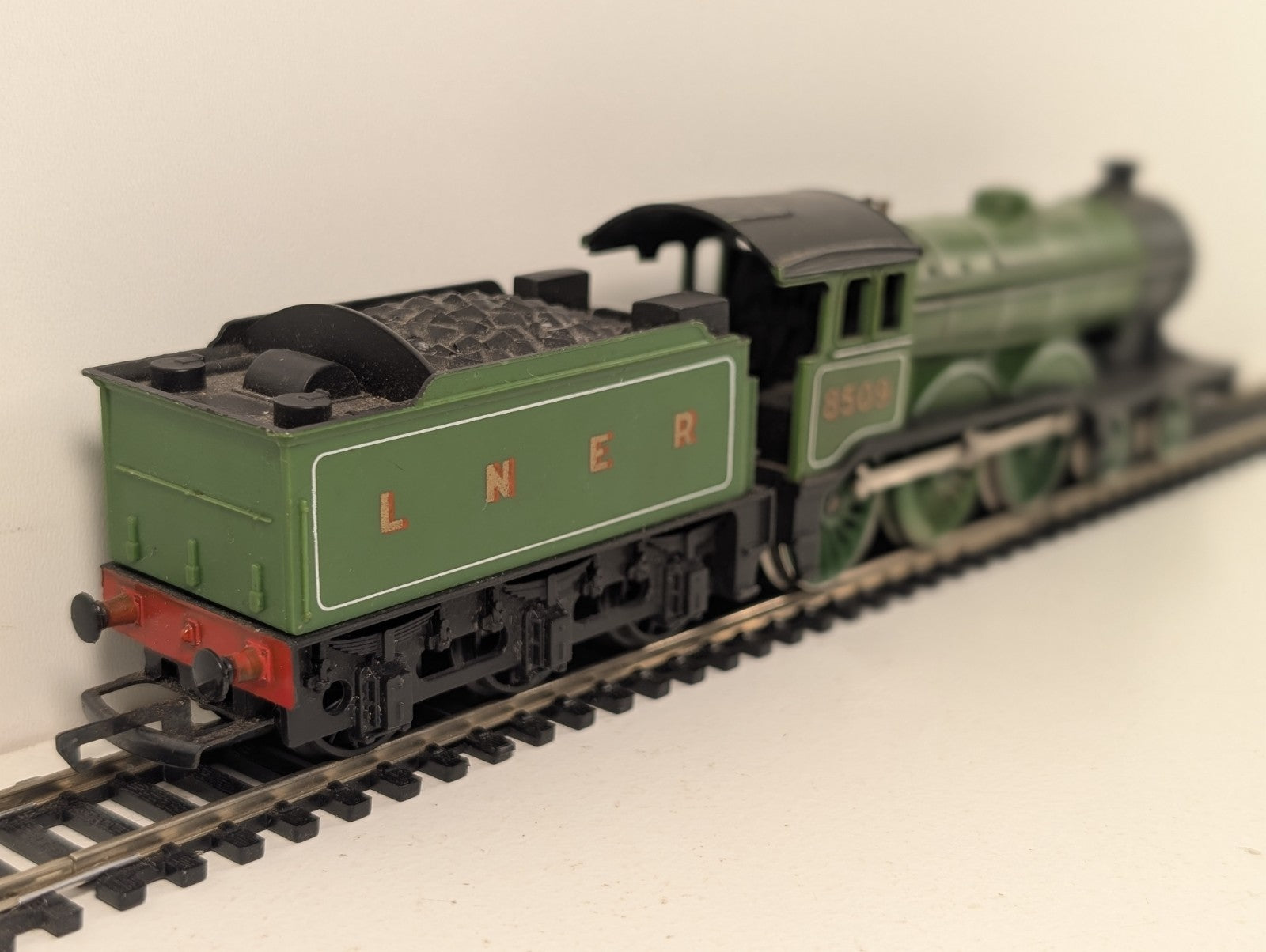 Hornby R866 OO Gauge Class B12 4-6-0 LNER Apple Green