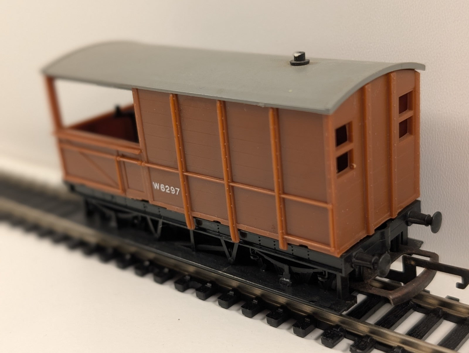 Tri-ang R124 OO Gauge Brake Van – BR Brown Livery