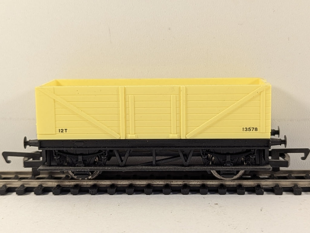 Hornby OO Gauge 5-Plank Open Wagon Goods Wagon 13578 Yellow