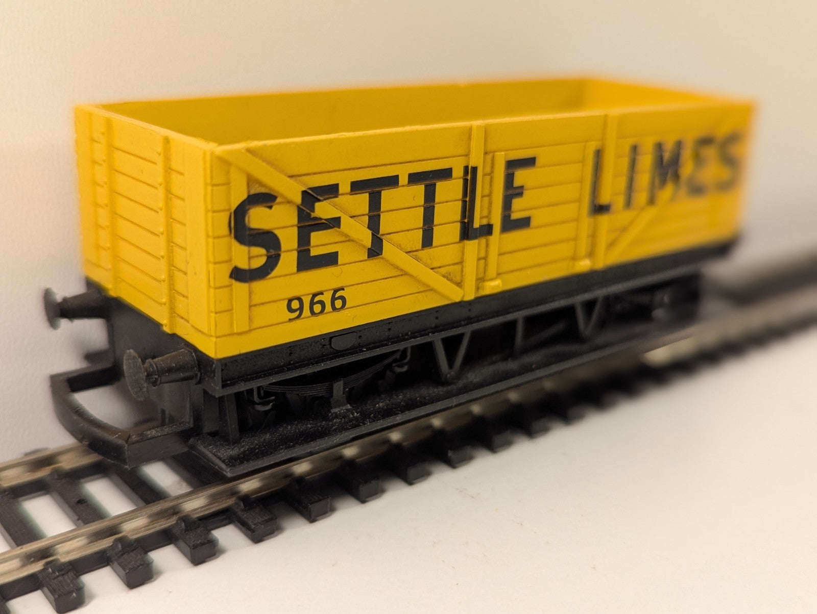 Hornby OO Gauge Settle Limes Open Plank Wagon 966