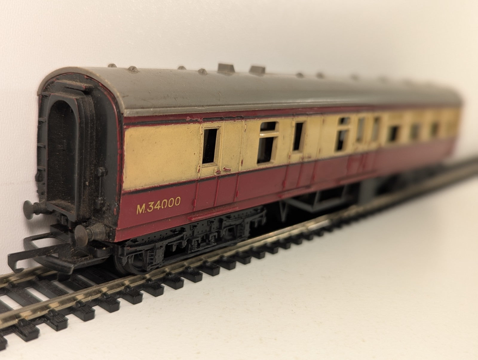 Tri-ang R28 OO Gauge BR Brake Coach Crimson & Cream