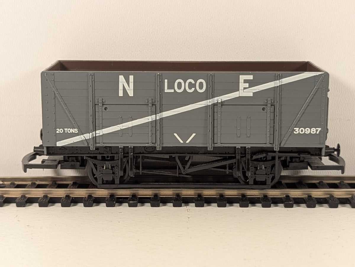 Mainline OO Gauge LNER Grey 7 Plank Wagon – Missing Buffer