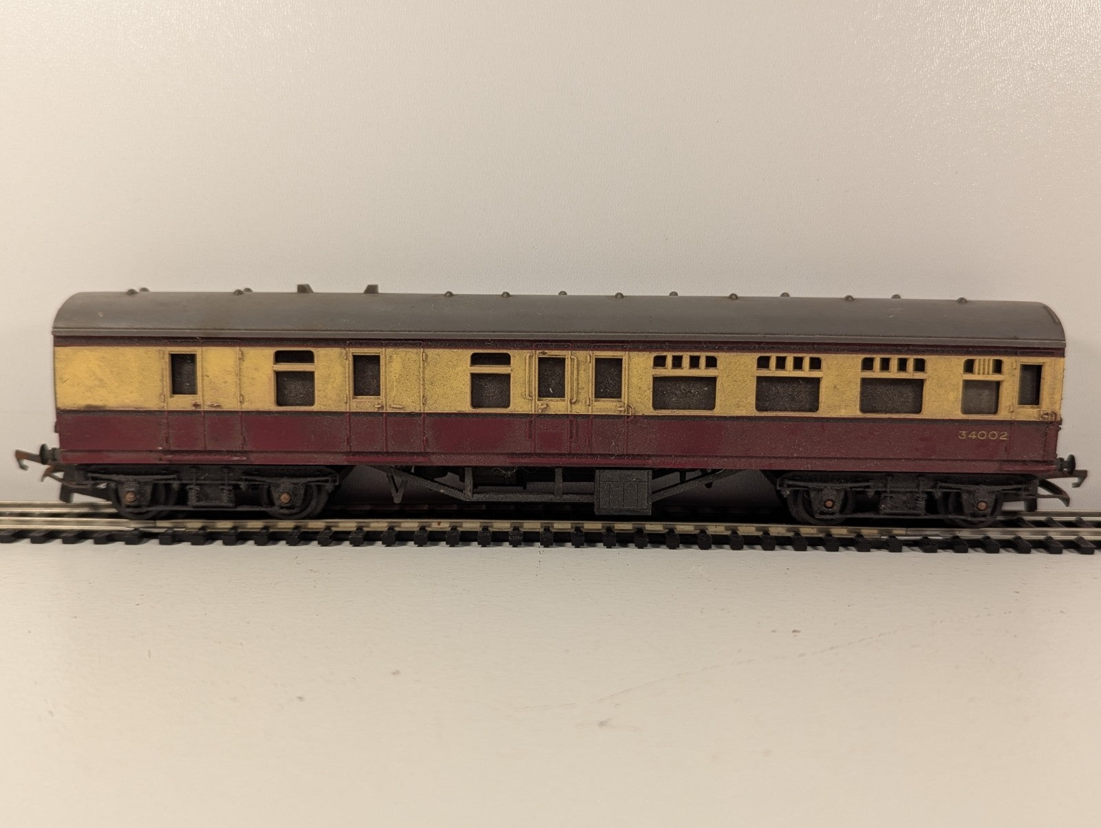 Tri-ang OO Gauge R28/220 Brake Coach 34002 Crimson & Cream